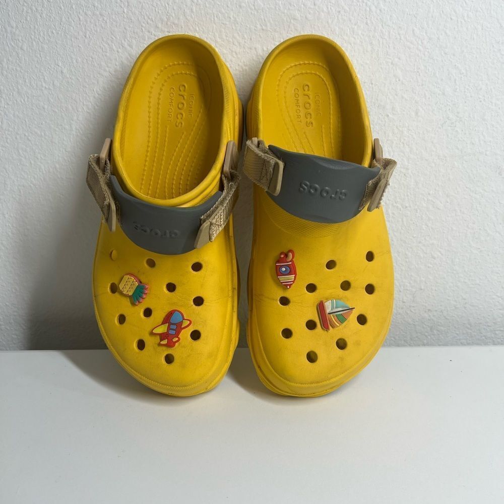 Classic Crocs Comfort With Charms Yellow Size 8 - Picture 3 of 9